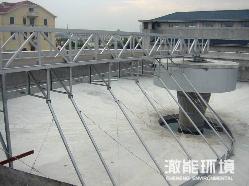 CBG peripheral drive mud scraper